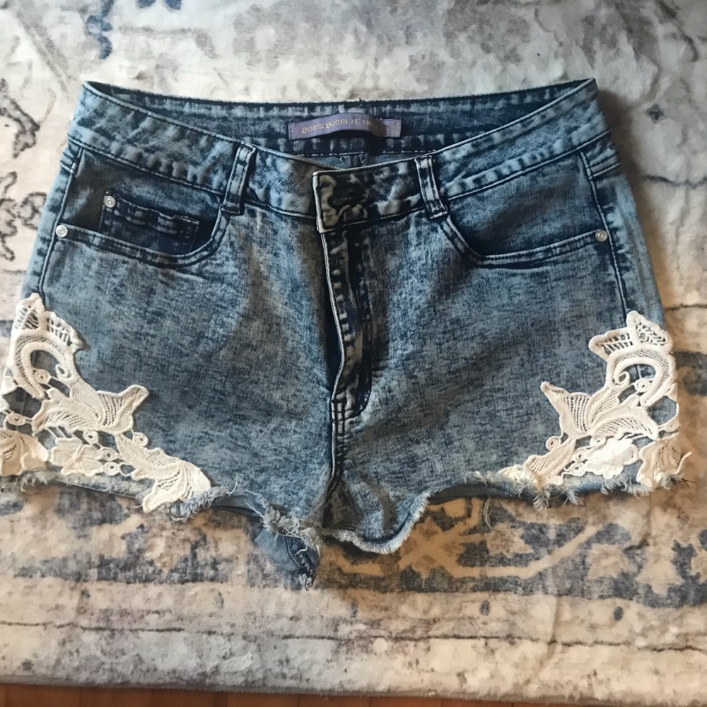 Acid washed, high wasted jean shorts with lace appliqué on the sides. Size 15